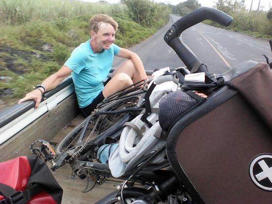 Erwischt! Ab Escuintla trampen wir nach Antigua. Es geht 1000 Hm bergan. Das ist bei 38 °C für uns zu anstrengend. Wir haben ja auch unsere 50 km für heute schon gestrampelt.