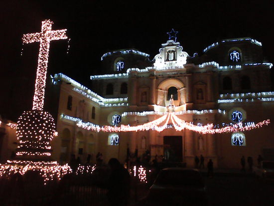 Auch der Park und die Kirche strahlen festlich.
