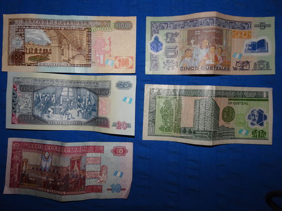 Neues Land, neues Geld. 7,70 Quezal sind etwa 1 Euro. 
Auf den Fünfern ist eine Lehrerin mit Schülern  abgebildet. Na ja, laut "Zahlen und Fakten" beträgt die Analphabetenquote in Guatemala 25 Prozent, die Säuglingssterblichkeit traurige 30,44%.