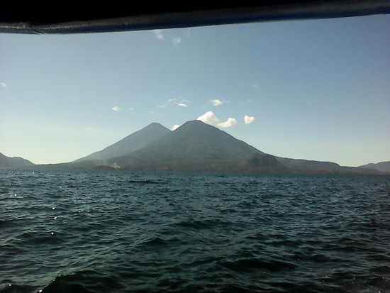 Der See ist eingerahmt  von Vulkanen