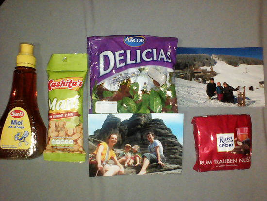 Was gab es für  uns zu Weihnachten?
Zwei schöne Bilder von unseren Kindern und Enkeln, mit lieben Zeilen, danke!!! Eine Flasche Honig  für  Thomas und eine Tüte  von Janas Lieblingsbonbons und die letzte leicht verformte Tafel Schokolade  von daheim.