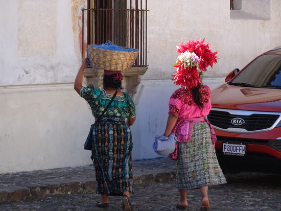 Interessant für  uns sind  die  farbenfrohen Trachten,  die vor allem die Frauen hier täglich tragen. Jedes  Dorf hat seine eigenen Farben und Muster.