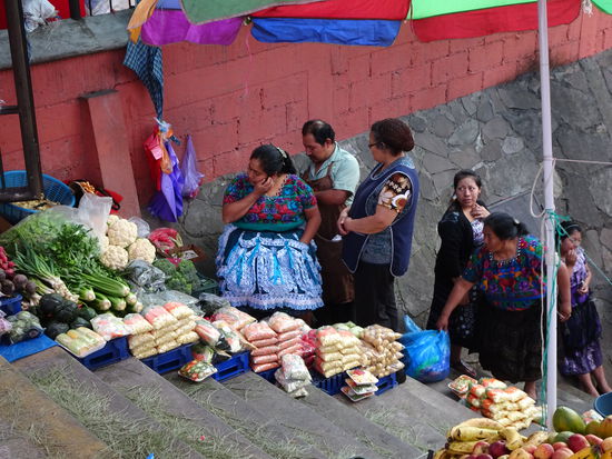 Kurz bevor der Markt  geschlossen  wird kaufen  wir noch für  eine Gemüsesuppe  ein,  denn wir haben hier die Möglichkeit, die blitzsaubere Küche  des Hostels zu benutzen.