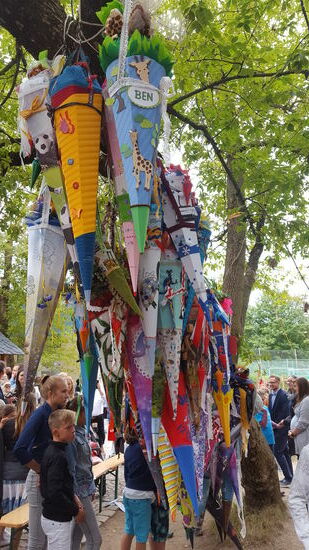 Zwei unserer Enkel kommen in diesem Jahr in die Schule. An diesem bedeutenden Ereignis wollten wir schon teilhaben und reisen deshalb mit Fahrrad und Schlafsack zur Schuleingangsparty an.