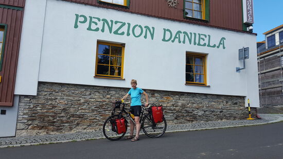 Thomas muss noch eine Woche arbeiten. Ich (Jana) starte somit erstmal allein von Boži Dar aus. Die Halbtagestour führt mich nach Karlsbad, wo ich Unterkunft bei einem supernetten deutsch /tschechischem Paar bekomme. Der Abend vergeht bei einem Spaziergang hoch über die Stadt und interessanten Gesprächen schnell, am Morgen begleitet mich Martin sogar auf den ersten Kilometern, da er als Lehrer noch Ferien hat.