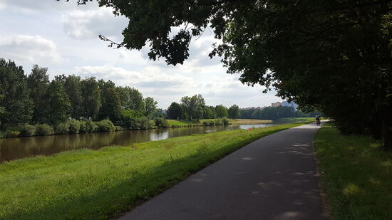 Exzellenter Radweg vor České Budějovice an der Moldau.
