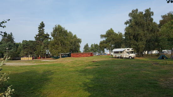 Campingplatz Osika direkt am See, sehr zu empfehlen.  2x am Tag fährt die Kleinbahn drüber, viel Platz, nettes Restaurant.