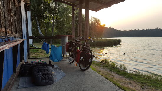 Morgens weckt mich die Sonne.
Schon nachts war es recht windig, was in diesem Fall gut für mich war. Da Thomas erst das Zelt mitbringt, hatte ich in der vorigen Nacht ein Mückenproblem. Heute konnte sich gar keine erst setzen, sie wurde weggeweht. 
Leider kommt der Wind aber straff aus Osten und da will ich hin.