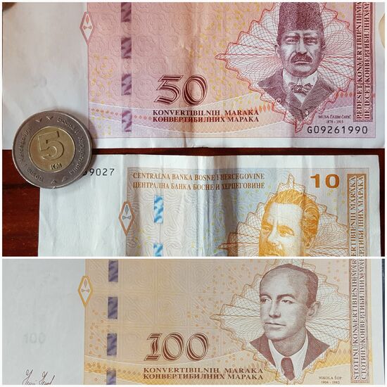 Witzigerweise heißt sie Mark (genauer Konvertible Mark) und wird 1 € zu  1,99 KM umgetauscht.  Leichtes Rechnen.