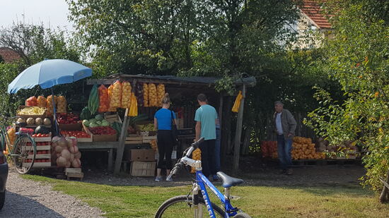 Am Straßenrand stehen oft Dinge zum Verkauf. Große Gemüsestände oder nur, was im Garten gerade "zu viel" ist, aber auch Maschinen, Gartengeräte, Fahrräder, Kleidung werden so "Second Hand" gekauft.