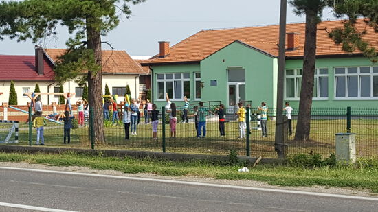 Auf 70 km zählen wir übrigens acht Schulen. Das ist sehr viel, da es in dem engen Tal eigentlich nur diese eine Straße gibt und das Land mit 1,4 Kindern pro Familie hoffnungslos überaltert ist. Außerdem erzählt uns fast jeder hier: “Meine Tochter arbeitet in Graz...Unsere Söhne sind in München...“ Die Kinder lernen in Serbien 9 Jahre gemeinsam und entscheiden sich dann für Lehre oder Gymnasium.