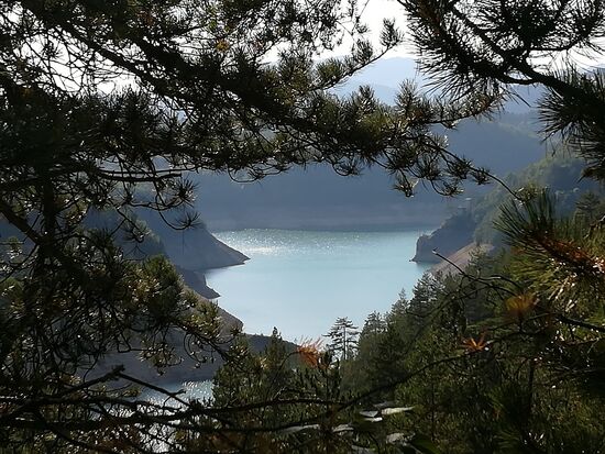 In der Höhe werden wir mit wunderschönen Aussichten belohnt. Hier ein Blick auf den Zaovine-Stausee.