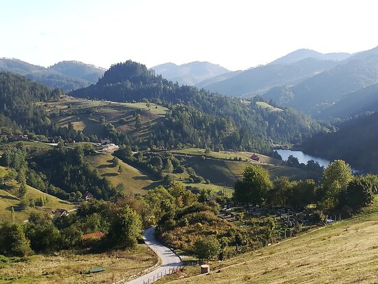 Ein Blick von der Staumauer. Sieht aus wie “Mittelerde“ in Herr der Ringe.