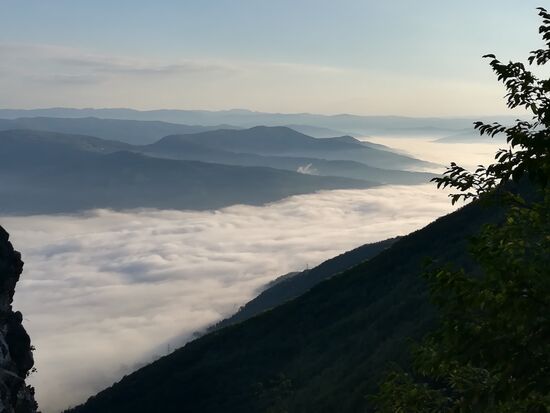Am 14.09. stehen wir ganz zeitig auf und rauschen auf 12 km von Mitrovac hinab nach Perucac. Mehrmals halten wir an, um die Felgen/Bremsbeläge abzukühlen und den Morgennebel über der Drina zu fotografieren.