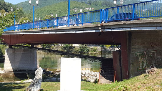 Uns beeindruckt hier dieser Steg aus Holz unter der Brücke. Dieser Steg ist während des Krieges errichtet worden, weil die serbischen Heckenschützen von den umliegenden Bergen die Menschen beschossen, die auf der Brücke liefen.