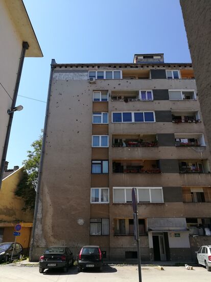 Auch hier an einigen Häuserwänden noch deutliche Spuren.