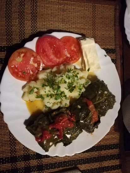 Sarma zum Abendbrot, in Weinlaub gegarte Hackfleischröllchen. Superlecker.