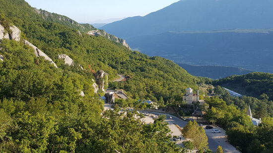 Wir wollen das Kloster Ostrog besuchen. Langsam nach oben kurbelnd begegnen wir einer jungen Frau mit gleichem Ziel, die zu Fuss unterwegs ist.