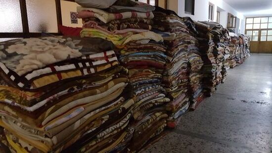 Das ist nur ein kleiner Teil der im Kloster für Gäste zur Verfügung stehenden Decken. Auf jeder Etage liegen solche Stapel.