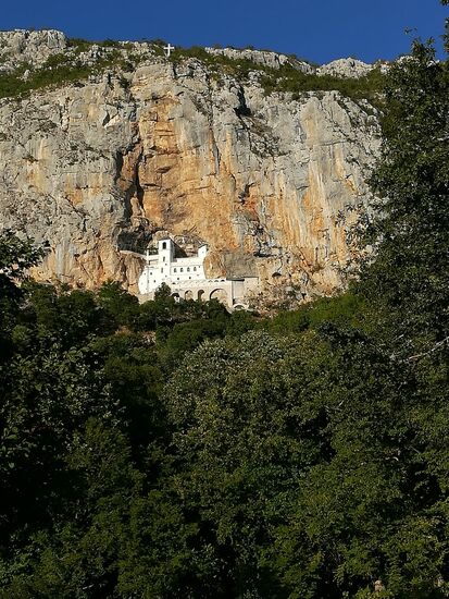 Mit jeder Kehre der engen Straße erkennen wir mehr Details des beeindruckenden Bauwerkes (1656 gegründet).