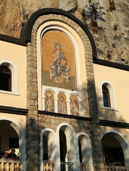 Hier wird der Körper des heiligen Vasilije aufbewahrt. Bei Bränden wurden jedes Mal die Überreste verschont.