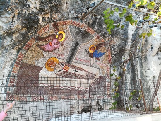 Heute wächst an dem Ort, an dem der Heilige gestorben ist, eine Weinrebe aus dem Felsen. Dieser Anblick grenzt an ein Wunder. Schließlich gibt es in dem Fels überhaupt keine Erde, auf dem Pflanzen gedeihen können. 
1942, während des Zweiten Weltkrieges warfen Faschisten eine Bombe auf das Haus. Diese Bombe zerbrach zwar in zwei Teile, explodierte jedoch nicht. Dieses Ereignis wird ebenfalls als Beweis für die Heiligkeit von Vasilije angesehen.