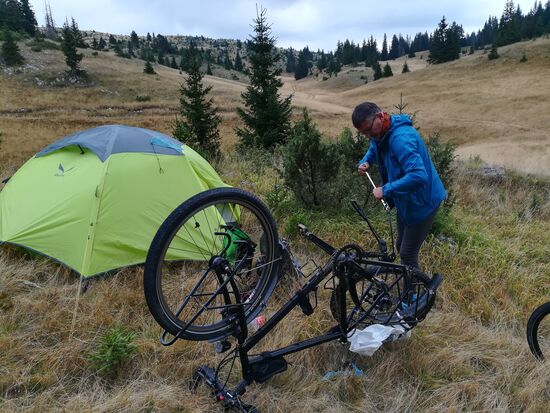 Wir zelten mitten im Zentrum des Nationalparks, da wir die weiteren 400 Hm an diesem Tag nicht mehr schaffen. Da das Wetter schlechter werden soll, beeilen wir uns, da wir nicht bei Nebel und Regen in die Tara-Schlucht schauen wollen. Und prompt hat Thomas am Morgen einen platten Hinterreifen, der noch schnell geflickt werden muss.