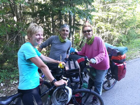 Uns kommen zwei Spanier aus Barcelona vollbepackt entgegen, die wir mit “la viva España“   begrüßen. Die beiden sind perplex, woher wir wissen, dass sie aus Spanien kommen. Aber das hatten uns in Nedajno ein dt. Pärchen avisiert, die hatten die beiden überholt.