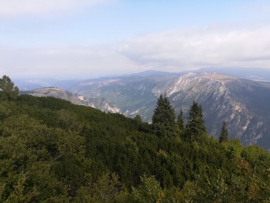 So schnell wir können strampeln wir hinauf zur Tara-Aussicht und haben Glück: Die Sonne scheint noch, während schon dicke Wolken aufziehen. Die Tara-Schlucht ist nach dem Colorado-Canyon die zweittiefste Schlucht der Welt und mit bis zu 1300 m Tiefe der größte Canyon Europas.