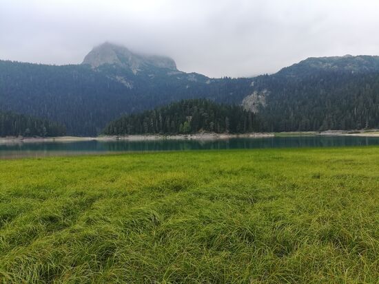 Hinab nach Žabljak geht's ruck-zuck. Wir leisten uns noch einen Abstecher zum schwarzen See, bevor das Wetter endgültig umschlägt.