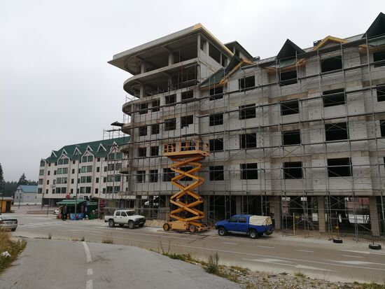 Žabljak ist ein Touri-Ort, der mit großen Hotelneubauten zugepflastert wird. In ein paar Jahren braucht man hier nicht mehr herkommen. Schade.
Am nächsten Morgen begegnen uns Heerscharen  von schlecht ausgerüsteten Touristen, die eine Hiking-Tour gebucht haben und nun mit finsterer Mine dem Abenteuer im Nebel zusteuern. 
Was bezahlt ist ...