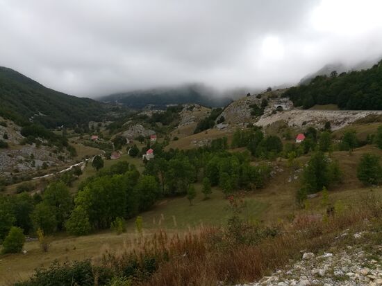Wir packen unsere Räder und fahren aus Žabljak in Richtung Šavnik - auch im Nebel und später im Regen. Wir tingeln von einem Restoran / Café zum Nächsten und geben dann 16:30 Uhr entnervt auf. Ein Etno Village abseits der großen Straße bietet uns Unterschlupf in einer geräumigen Finnhütte.
