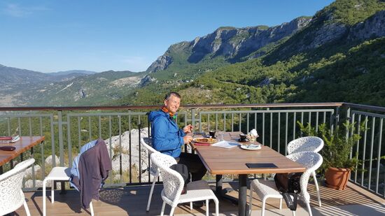 Morgens kommen mehrere große Reisebusse mit Gläubigen. Die Gebete und Liturgien werden den ganzen Tag andauern, wir verzichten darauf und gehen erstmal frühstücken.