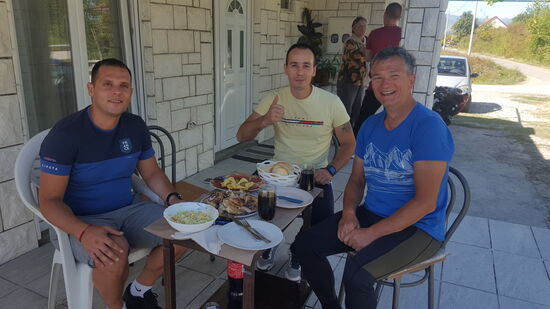 Kurze Zeit später wird in ihrem Garten (die Werkstatt ist wegen des Feiertages geschlossen) die Bremse gängig gemacht und wir werden zum Essen eingeladen....