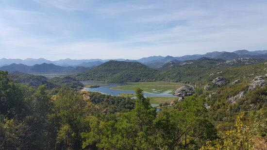 Am Nordufer des Skadarsees eröffnen sich uns unvergessliche Blicke auf die wunderschöne Landschaft. Dann geht es 600 Hm kontinuierlich bergan.