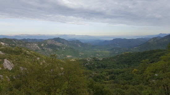 Der Himmel bewölkt sich und sammelt Wasser für den kommenden Tag. Wir bleiben deshalb das erste Mal auf unserer Reise für zwei Nächte am gleichen Ort.