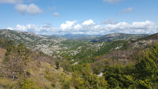 Am nächsten Tag strahlt die Sonne, als hätte es nie Regen gegeben und wir nehmen die 450 Höhenmeter bis zum Pass unter die Räder.