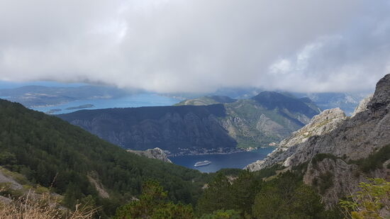 Heute liegen nur zwei riesige Kreuzfahrtschiffe im Hafen.
