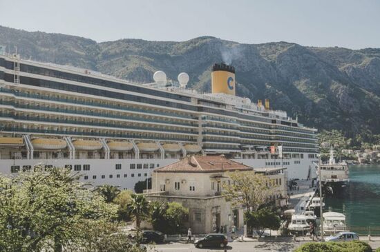 Das ist ein Bild aus dem Netz
Dieses Schiff ist 294 Meter lang, 32 Meter breit, zwölf Decks. 3000 Passagiere strömen in die Altstadt, Kotor hat 23500 Einwohner....
