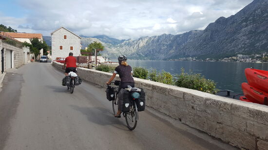 Mit Hanna umrunden wir einen Teil der Bucht von Kotor.