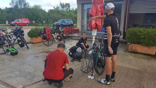 Kurz vor der Grenze treffen wir einen Franzosen mit plattem Hinterreifen. Er ist nach 10 km Schieben überglücklich, als Thomas den 1,5 cm langen Riß im Schlauch fachmännisch flickt.