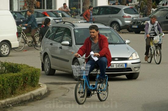 Wir sehen in einer Stunde mehr Räder als auf der gesamten Tour durch die Balkanländer bisher. Auffällig ist die tiefe Sitzhaltung, mit der Frauen und Männer die quietschenden und klappernden Gefährte steuern.