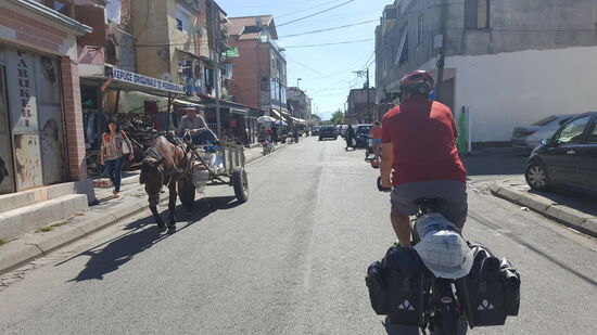 Friedliches Miteinander der unterschiedlichsten Beförderungsmittel in Shkodër.