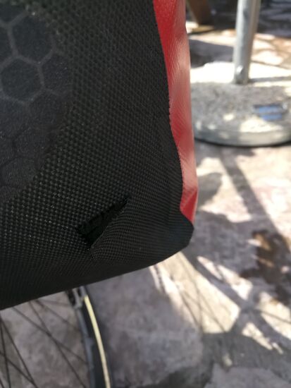 Dreiangel in Jana's rechter hinterer Packtasche