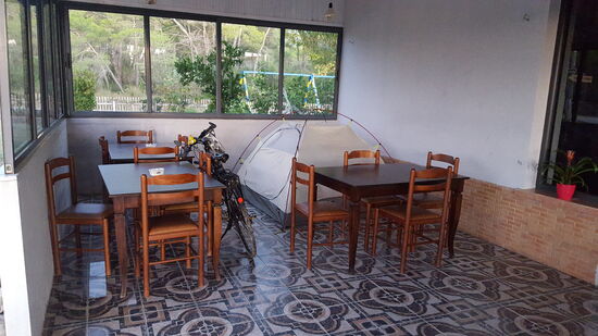 Da auch hier alles geschlossen ist, darf ich auf der Veranda eines Restaurants zelten und....