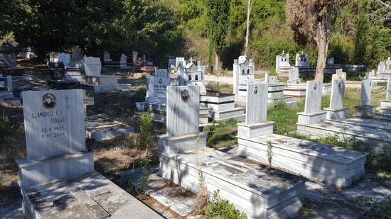 Unterwegs halte ich an einem Friedhof. Auch hier bestätigt sich der enge Familienzusammenhalt der Albaner. Gaststätten und Hostels sind augenscheinlich fast immer Familienunternehmen. Auch in den Geschäften verkaufen nachmittags und am Wochenende die Kinder der Eigentümer oder Pächter die Waren.
Auf dem kleinen Friedhof finde ich 12 Gräber mit dem gleichen Nachnamen in einer Reihe.