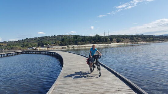 Eine Holzbrücke führt zum Kloster, jenes ist ein byzantinisches Bauwerk aus dem 10. Jahrhundert nach Christus. Der letzte Pfarrer musste das Kloster von Zvernec im Jahr 1967 verlassen, als  das kommunistische Regime die Religion verboten hatte. Jetzt ist es wieder in Funktion.