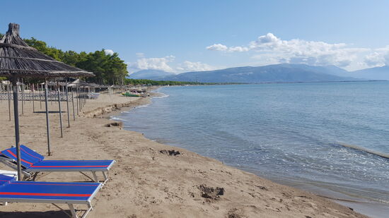 Nach so viel Kultur gönne ich mir ein Bad am menschenleeren Strand. Da wird ein Restaurantbesitzer auf mich aufmerksam. Es ist zwar geschlossen,  aber nach dem üblichen  "Woher?" und "Wohin?" bekomme ich einen Teller mit Früchten und (logisch) einen Raki aufgedrängt.
Zum Glück kommt in diesem Moment noch ein Radfahrer, Georg aus Norwegen, der am Strand campieren will. Er erlöst mich von der Schnapsflasche. Ebenso wie ich will er morgen über den Llogara Pass. Ob wir zusammen fahren wollen? Ich lehne dankend ab. Von einem 25jährigen lasse ich mich bestimmt nicht den Pass hochjagen...