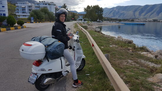 Morgens bin ich noch nicht weit gekommen, als neben mir eine Vespafahrerin hupt und hält. Michaela! Wir wünschen uns gegenseitig Glück für die enge Passstraße.