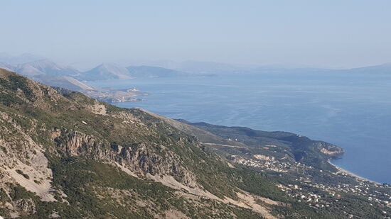 Gerade als ich schnaufend die Passhöhe von 1027m erreicht habe und dieses Foto mache (man kann bis zur griechischen Insel Korfu schauen), parkt neben mir Georg ein.